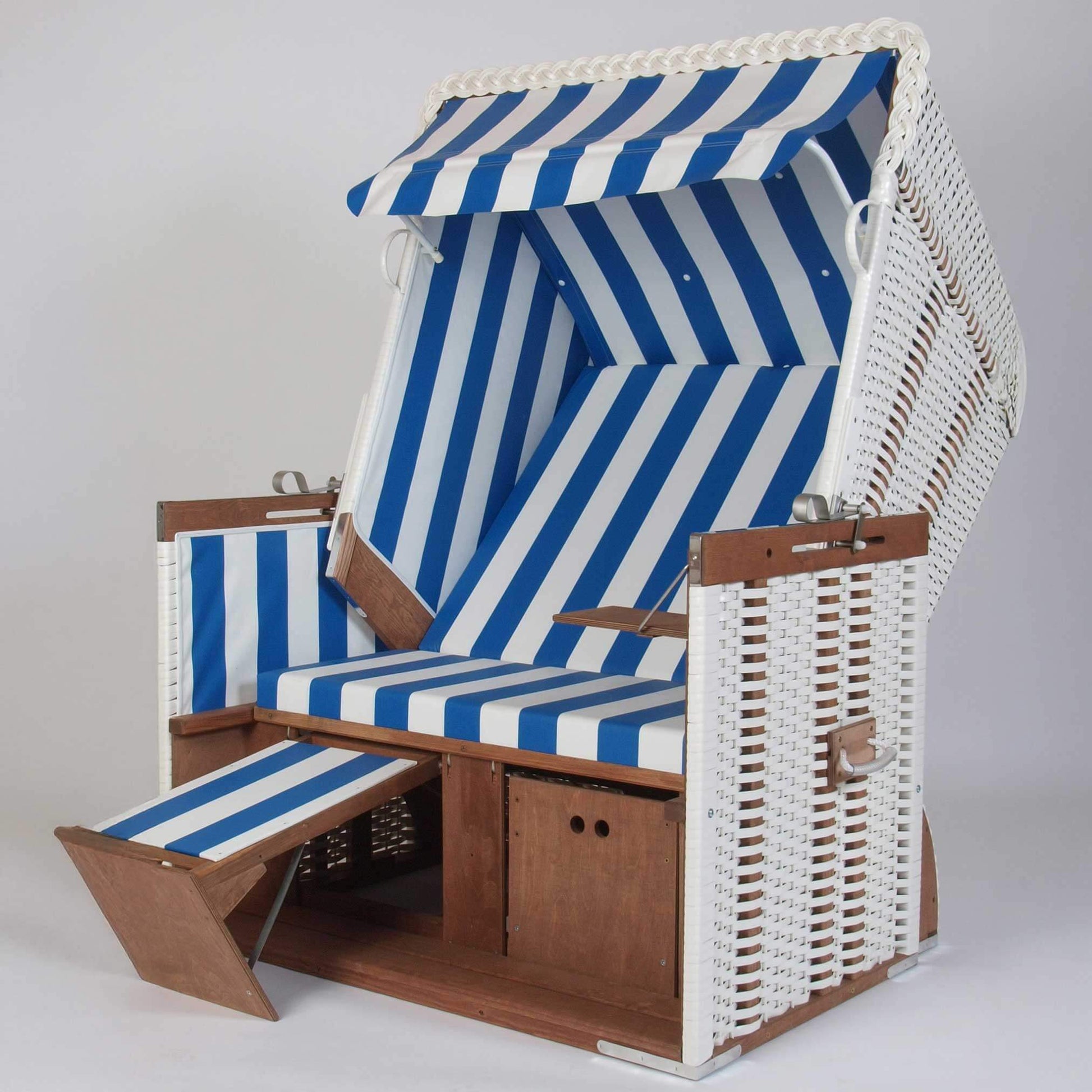 Strandkorb Wangerooge 2-Sitzer aus Kiefernholz, weißes PVC-Geflecht, blau-weiß gestreifter Halblieger mit Seitentisch und Fußstütze