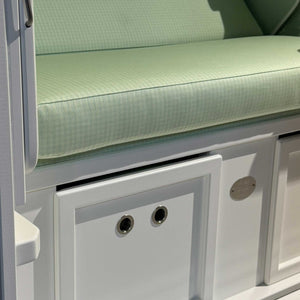 Detailansicht des Strandkorb Sonnenpartner mit mintgrüner Sitzpolsterung und weißen Elementen.