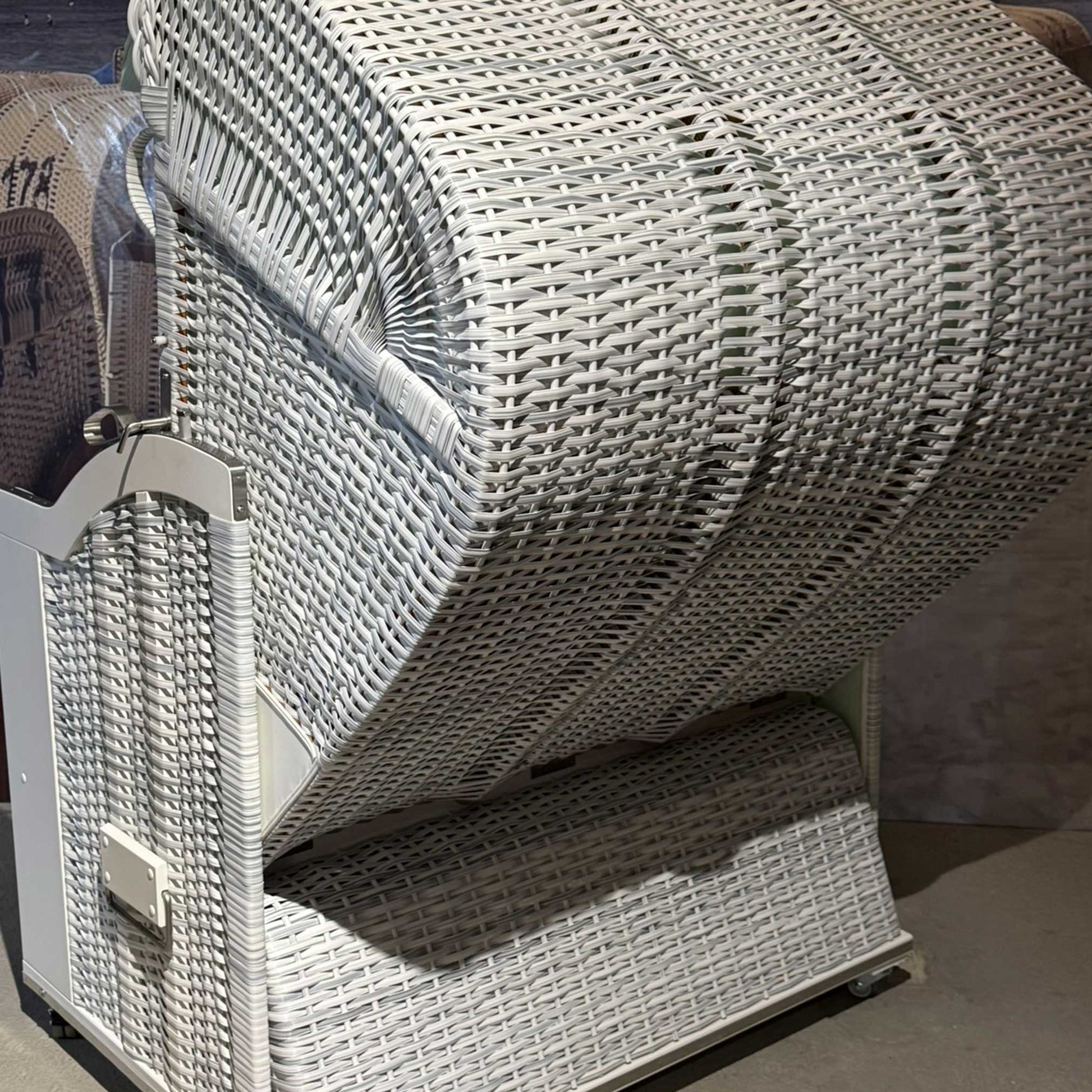 Strandkorb Sonnenpartner Modell Classic PE in weiß gewaschen mit mintgrüner Innenausstattung, ideal für entspannte Tage im Freien.