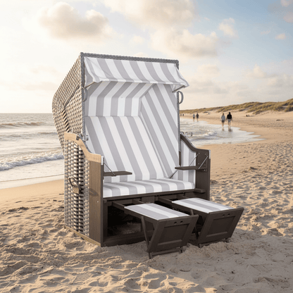 Strandkorb Trendy Profi Ostsee Fehmarn Mahagoni grey PE grey Dessin 989 mit Folie am Sandstrand bei Sonnenuntergang