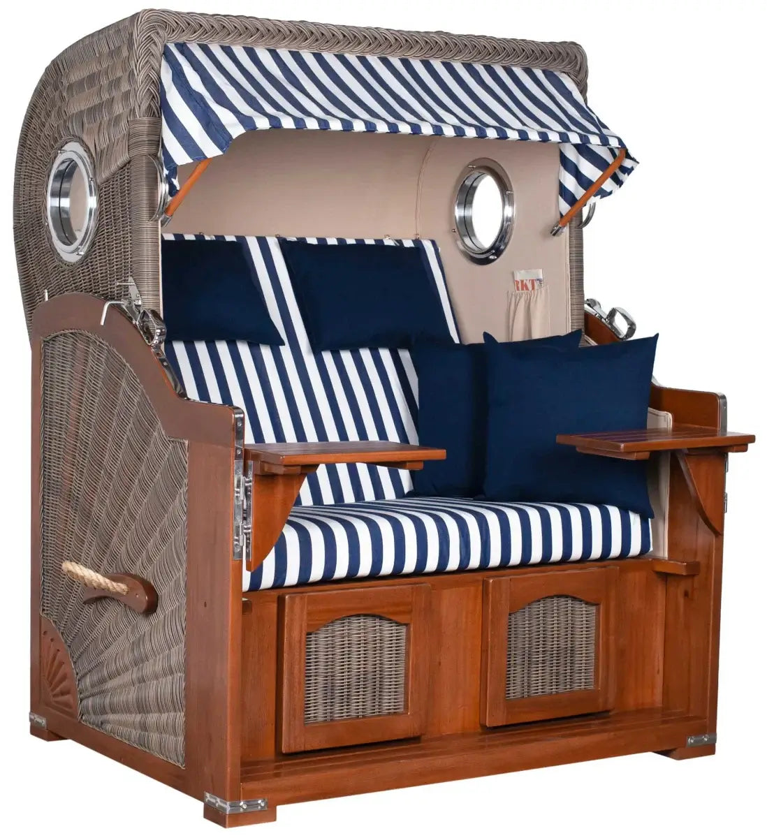 Strandkorb Mr. Deko Düne Bullaugen Mahagoni PE grey 2-Sitzer mit gestreiften Kissen und markantem Design.