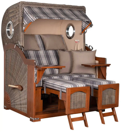 Strandkorb Mr. Deko Düne Bullaugen Mahagoni PE grey 2-Sitzer mit stilvollen Kissen und luxuriösem Design.