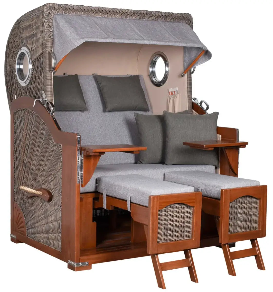 Strandkorb Mr. Deko Düne Bullaugen Mahagoni PE grey 2-Sitzer mit komfortablem Design und stilvollen Kissen.