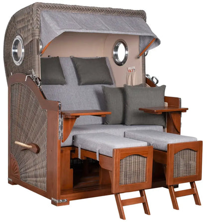 Strandkorb Mr. Deko Düne Bullaugen Mahagoni PE grey 2-Sitzer mit komfortablem Design und stilvollen Kissen.