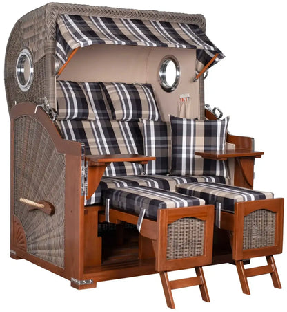 Strandkorb Mr. Deko Düne Bullaugen Mahagoni PE grey 2-Sitzer mit stilvollem Design und gemütlichen Kissen.