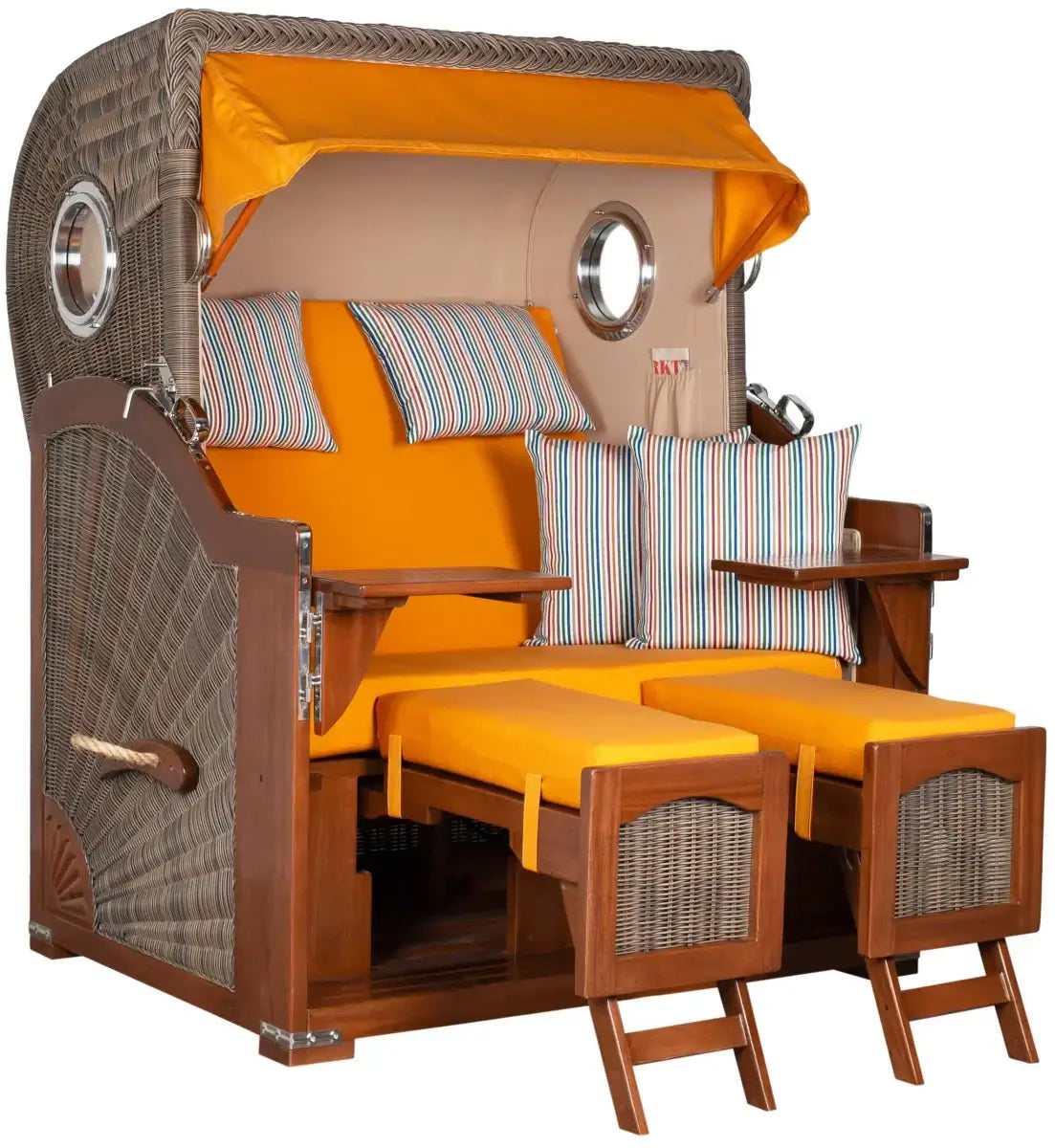 Strandkorb Mr. Deko Düne Bullaugen Mahagoni PE grey 2-Sitzer mit orangefarbenen Kissen und Sonnendach.