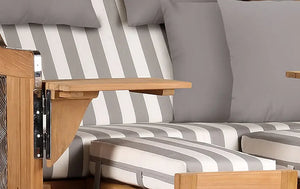 Detailansicht vom Strandkorb Mr. Deko mit beige-grauen Streifen und klappbarem Tisch, elegant und komfortabel.