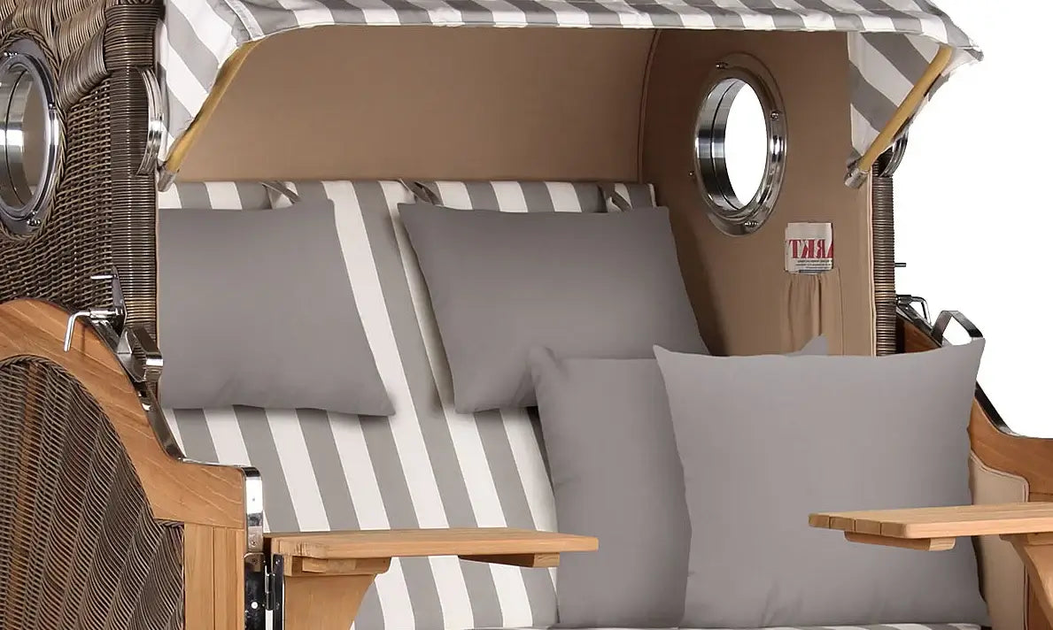 Strandkorb Mr. Deko Düne Bullaugen Teak PE grey 2-Sitzer mit bequemen grauen Kissen und sonnenschützender Abdeckung.