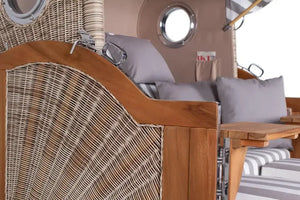 Detailansicht des Strandkorbs Mr. Deko Düne mit Teakholz und PE-Geflecht in Grau und Weiß.