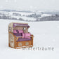 Strandkorb Mr. Deko Düne Bullaugen Teak PE shell 2-Sitzer in schneebedeckter Landschaft.