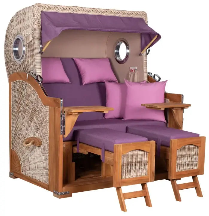 Strandkorb Mr. Deko Düne Bullaugen Teak PE shell 2-Sitzer mit lila Kissen und Holzdetails.