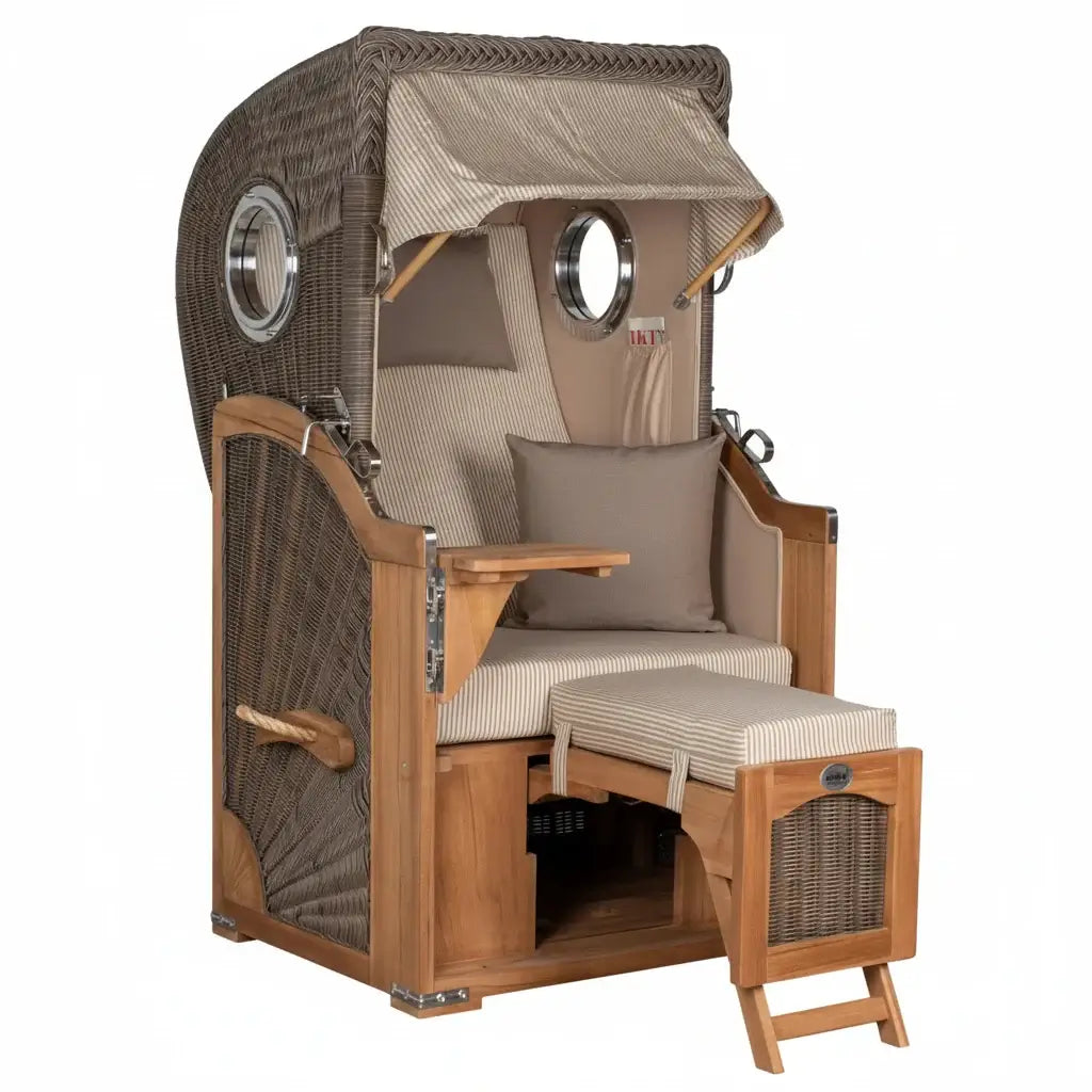 Strandkorb Mr. Deko Düne Bullaugen Teak PE-grey 1-Sitzer beige braun mit Fußstütze und Kissen auf weißem Hintergrund