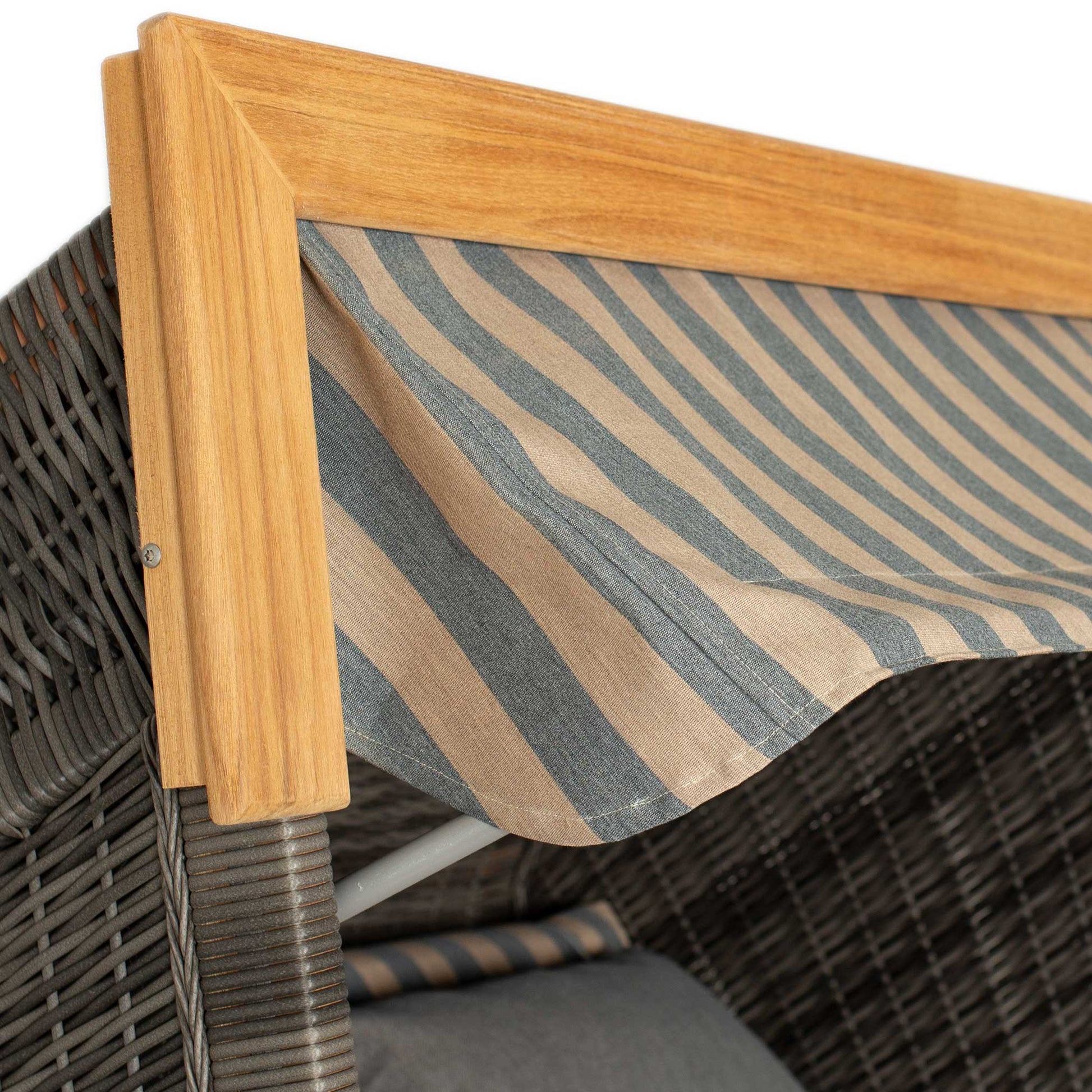 Strandkorb deVries PURE Friesland Sylt Teak PE stone grey Dessin 248 mit gestreiftem Markisenstoff und Teakholzrahmen Detailansicht