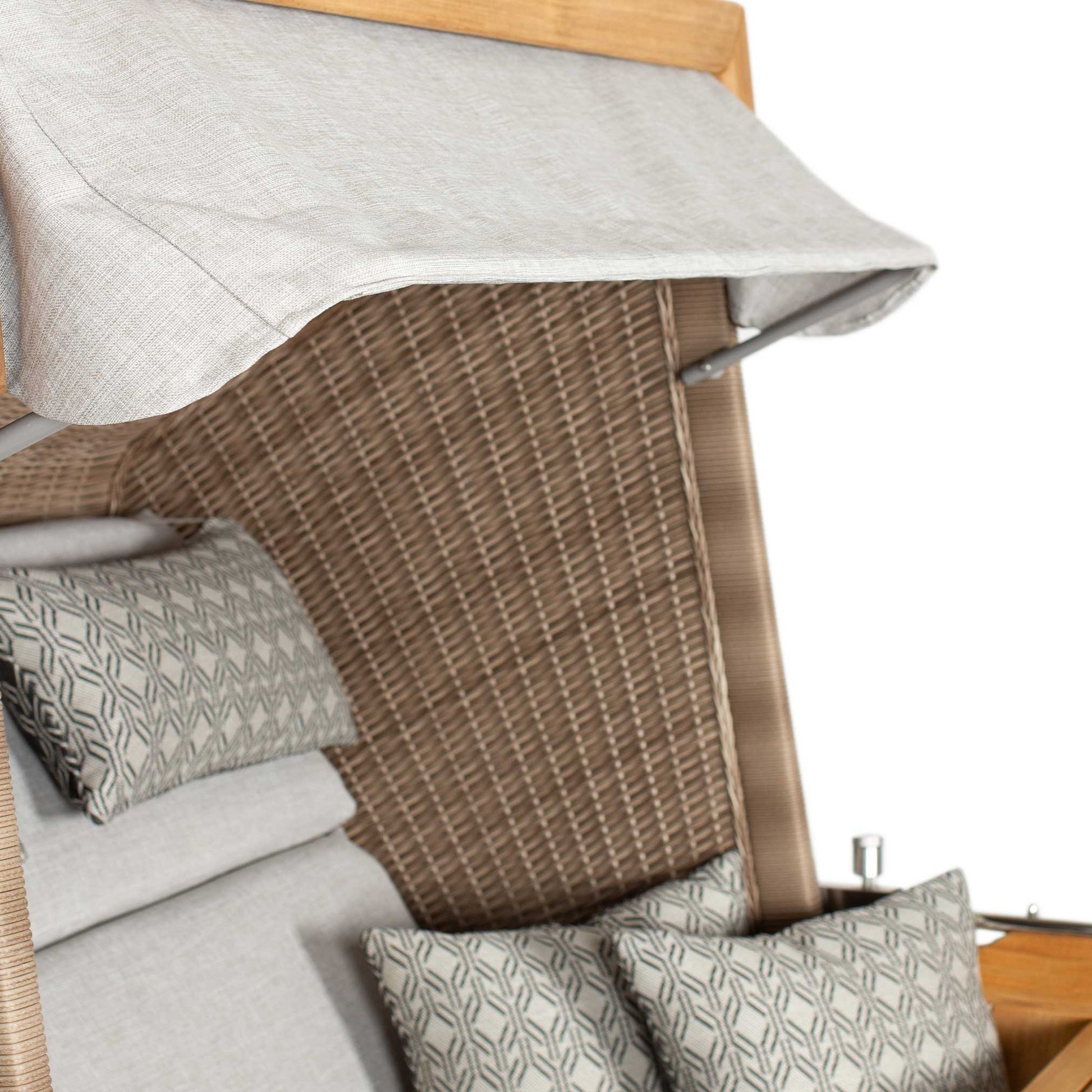 Strandkorb deVries PURE Friesland Sylt Teak PE white kubu Dessin 507 Detailansicht mit Geflecht, Polstern und Sonnendach