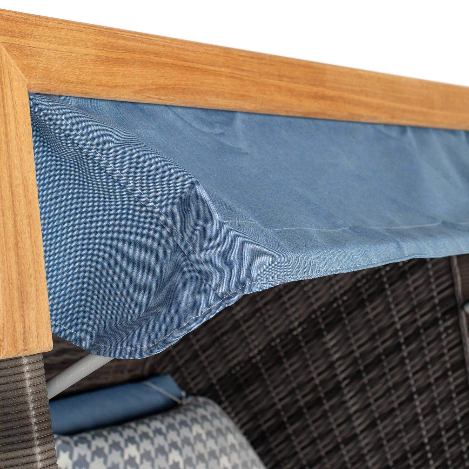 Strandkorb Detailansicht blaues Sonnendach mit Teakholzrahmen und PE-Geflecht beim Strandkorb deVries PURE Friesland Sylt 509