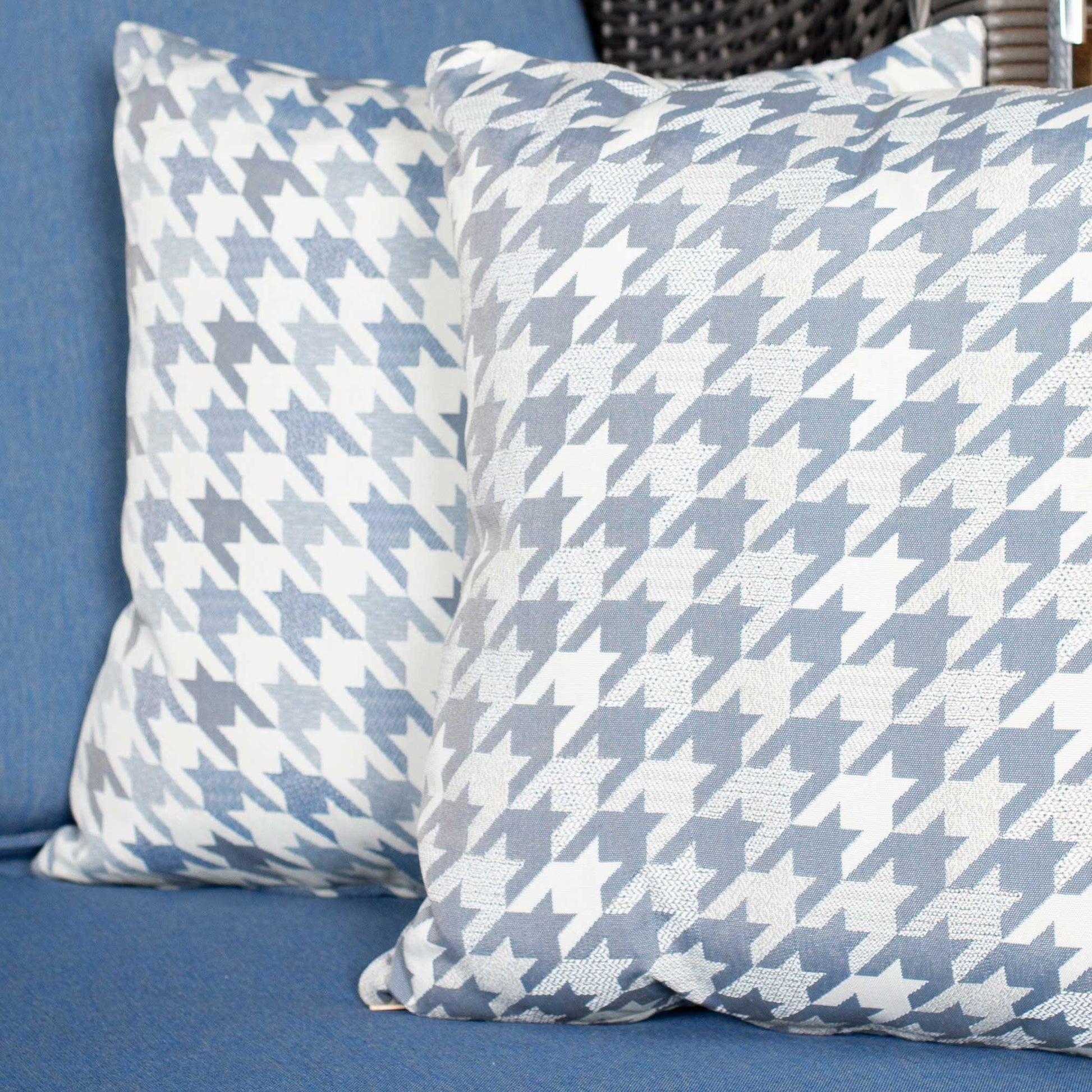 Dekokissen mit blau-weißem Hahnentritt-Muster als Zubehör für Strandkorb, zwei Kissen auf blauem Polster