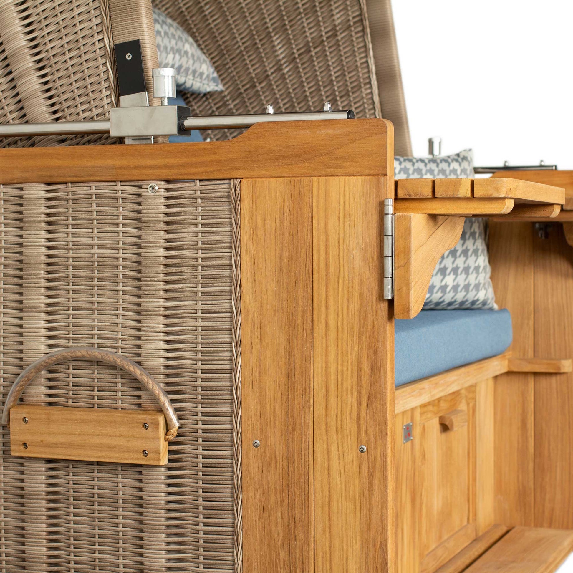 Strandkorb deVries PURE Friesland Sylt Teak PE white kubu Detailansicht mit Teakholz-Korpus und blau gepolsterter Sitzfläche