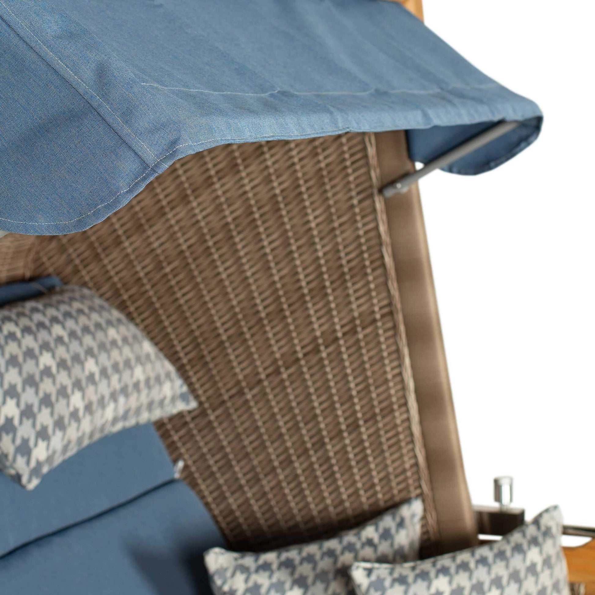 Strandkorb deVries PURE Friesland Sylt Teak PE white kubu Dessin 509 Detail mit blauem Bezug und Kissen