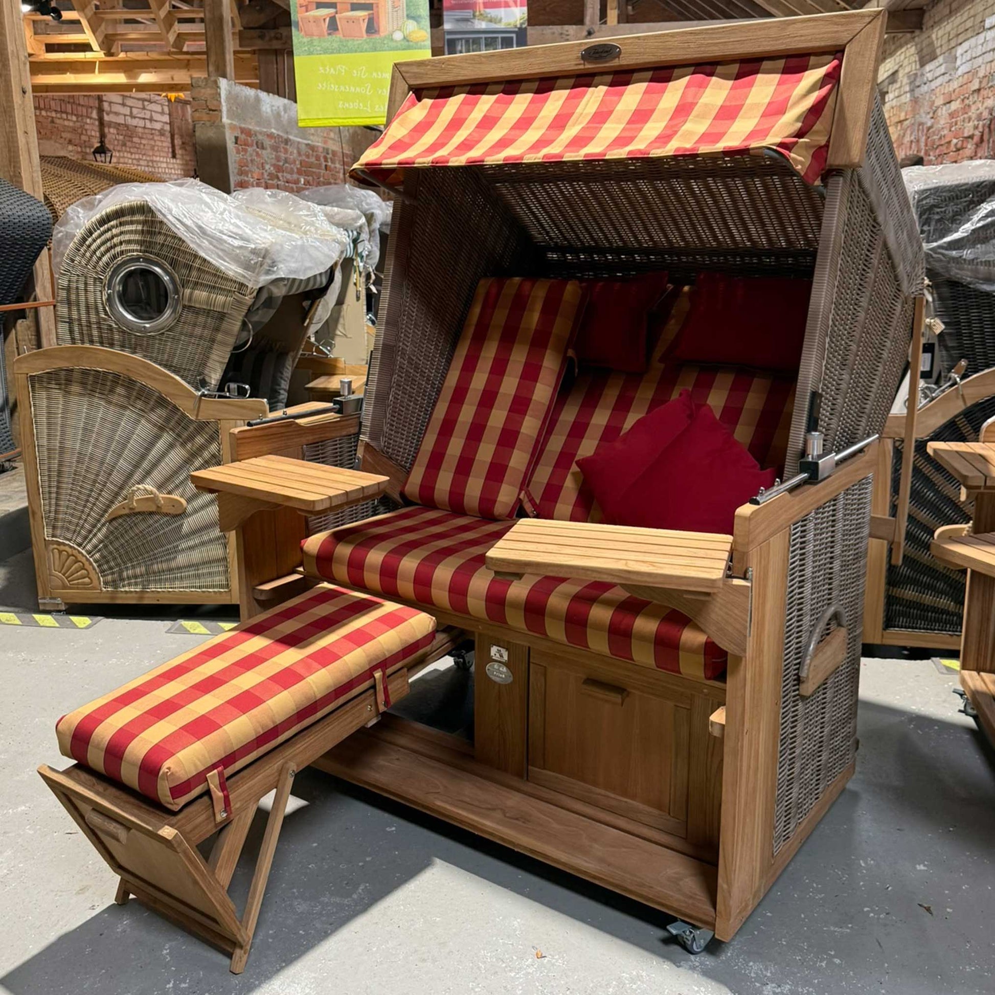 Strandkorb deVries PURE Friesland Sylt Teak PE white kubu mit rot kariertem Dessin und XL-Liegefunktion in Ausstellungshalle