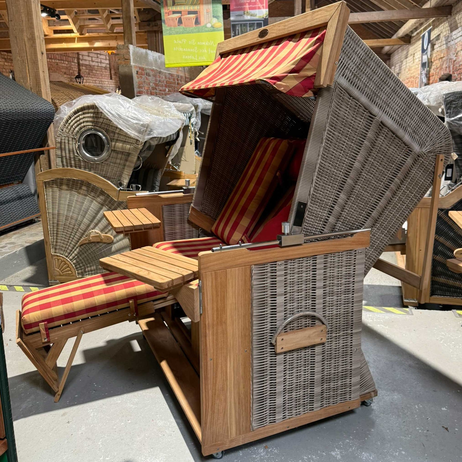 Strandkorb deVries PURE Friesland Sylt Teak PE white kubu mit rot kariertem Dessin, XL Strandkorb im Showroom seitlich ausgeklappt