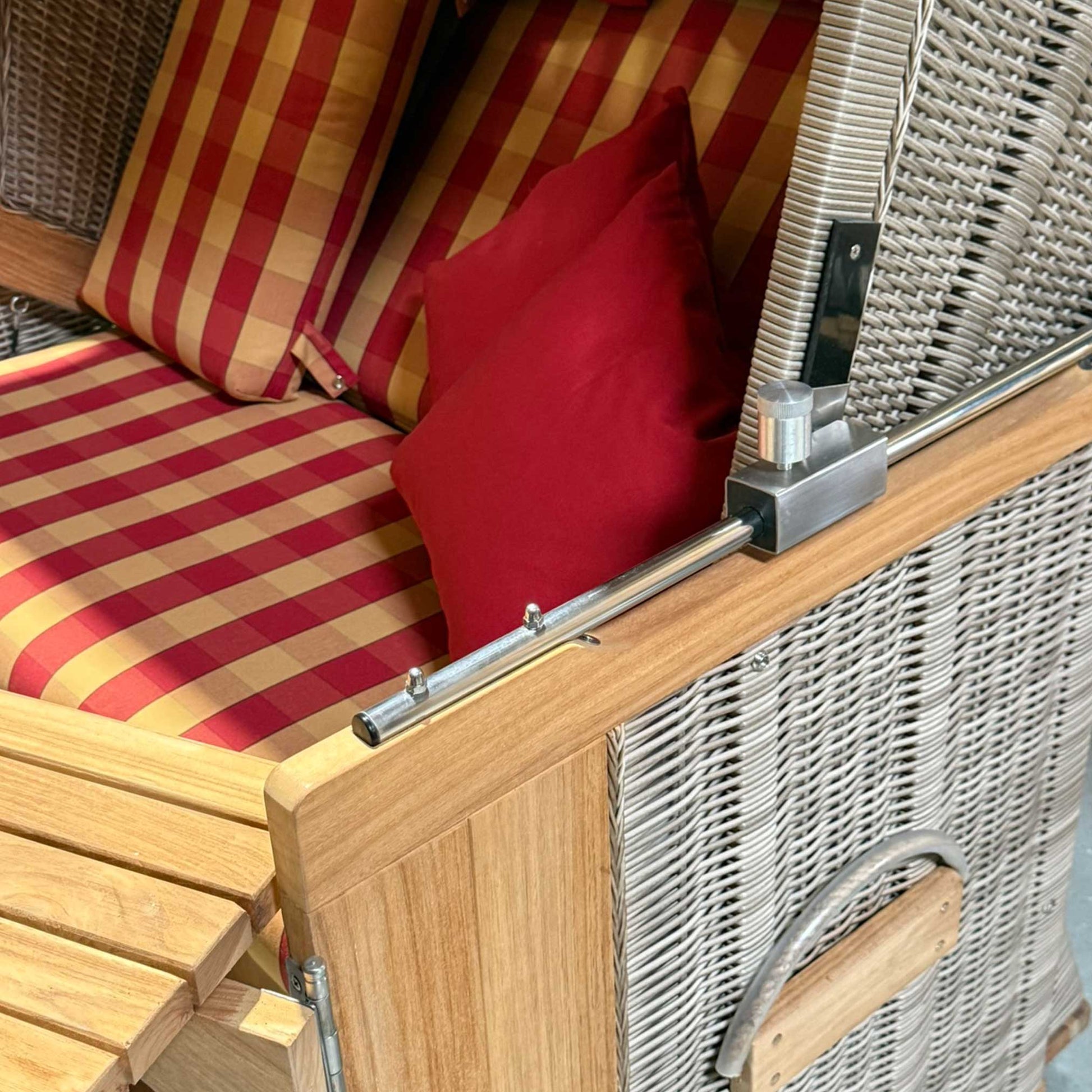 Strandkorb deVries PURE Friesland Sylt Teak PE white kubu mit rot kariertem Polster und Kissen, Detailansicht Seitenwand