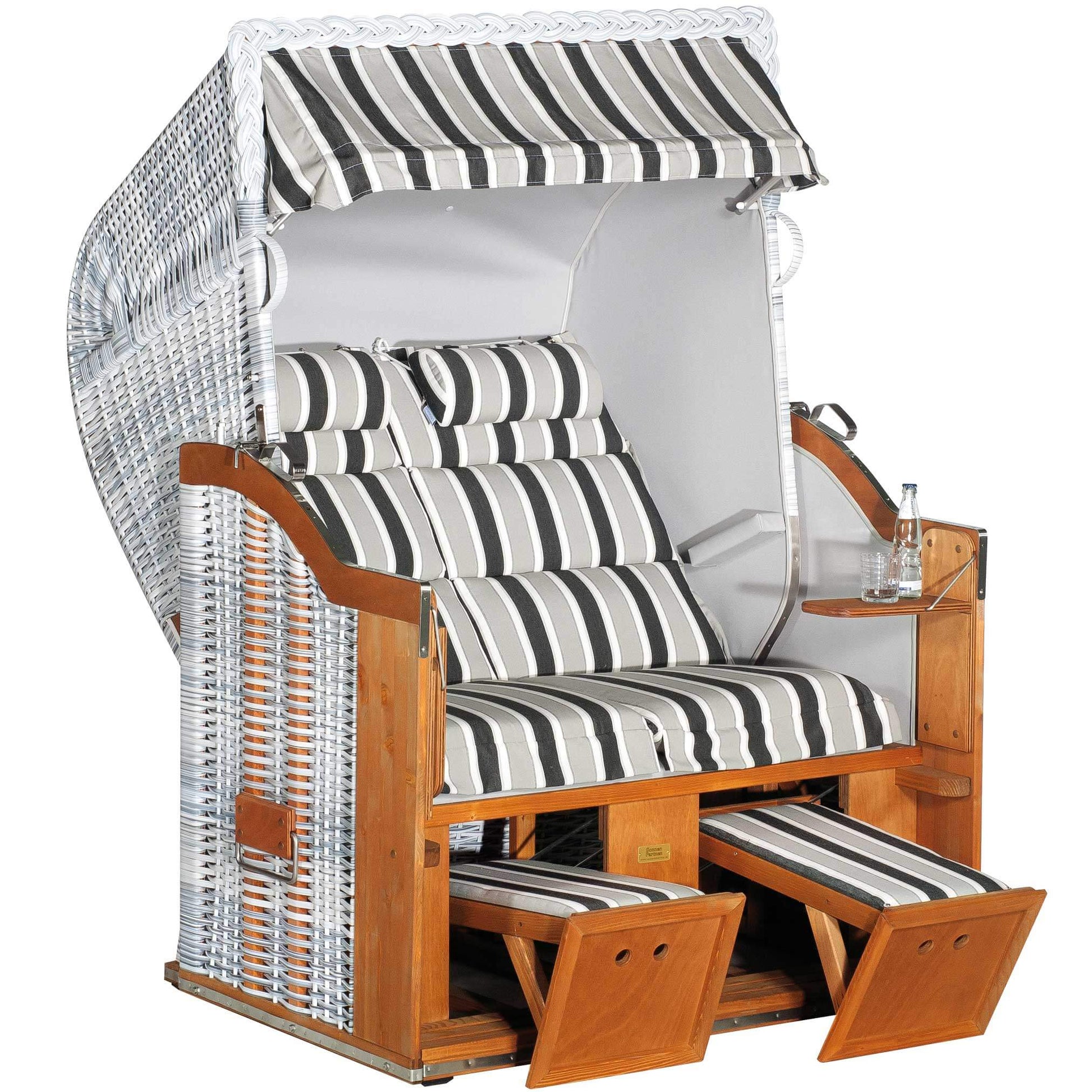 Strandkorb Sonnenpartner Modell Classic Geflecht weiß gewaschen mit hellgrauer Kissengarnitur und Holz designt