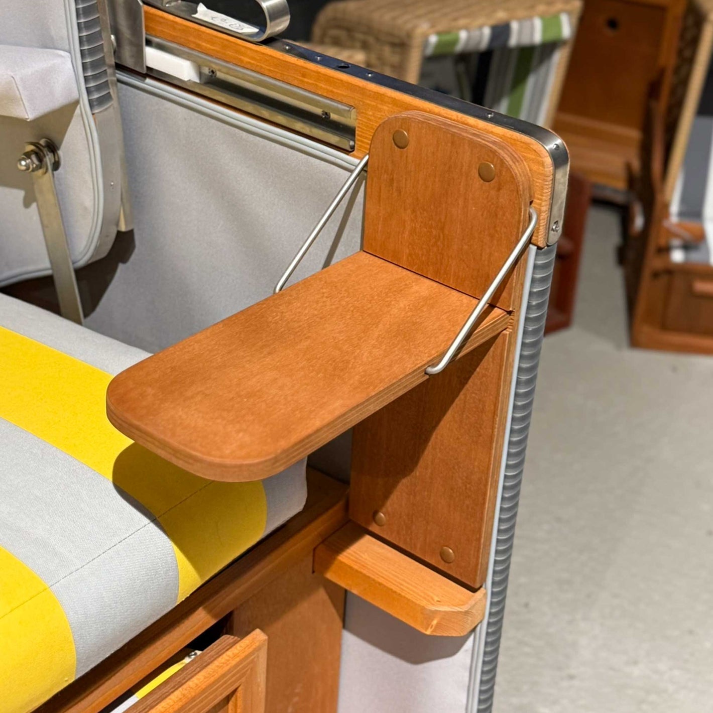 Strandkorb Seitentisch aus Holz, Klapptisch für Strandkorb Konsul, ideal für Getränke und kleine Snacks.