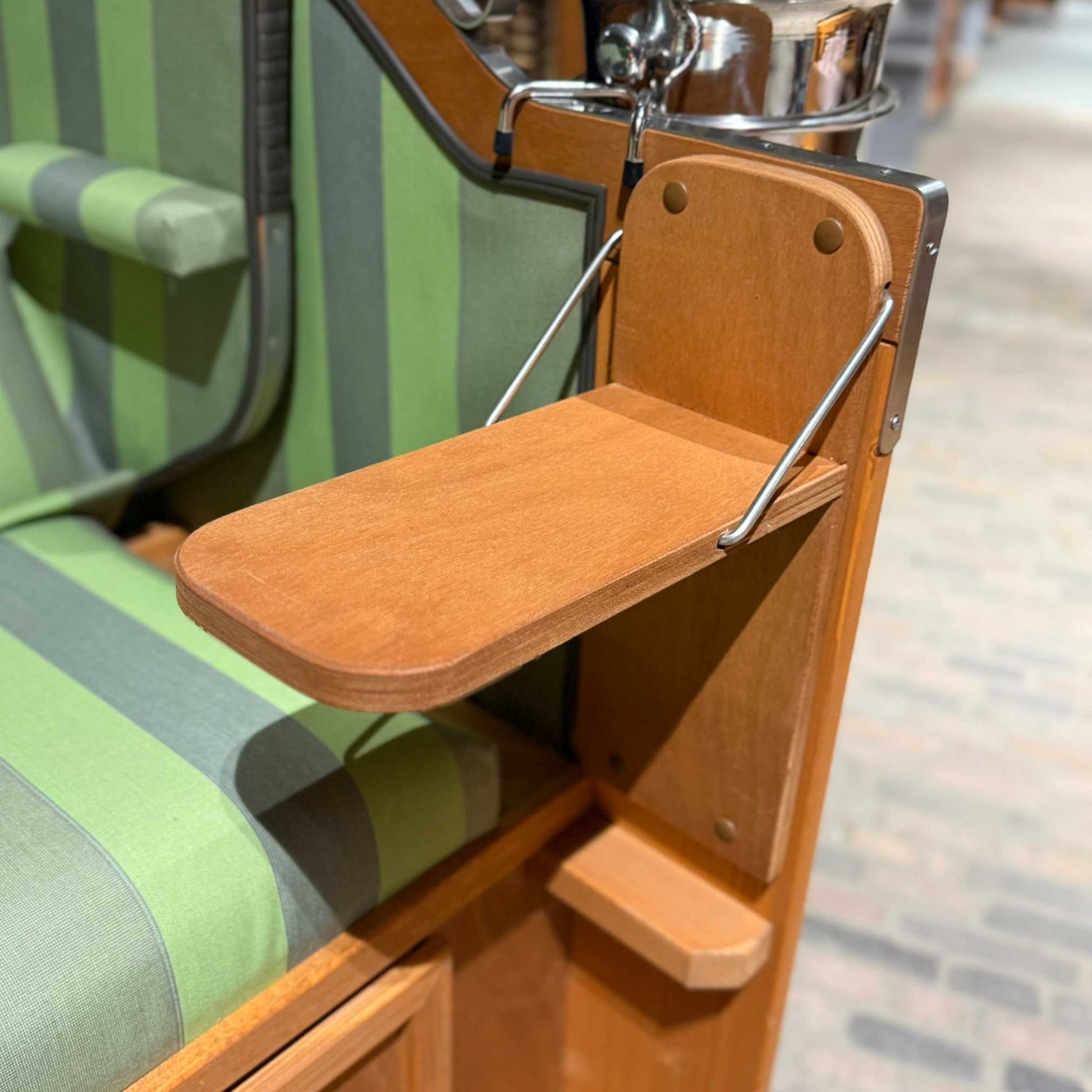 Strandkorb Seitentisch, Klapptisch für Strandkorb Classic, Holz-Seitentisch an einem Strandkorb.