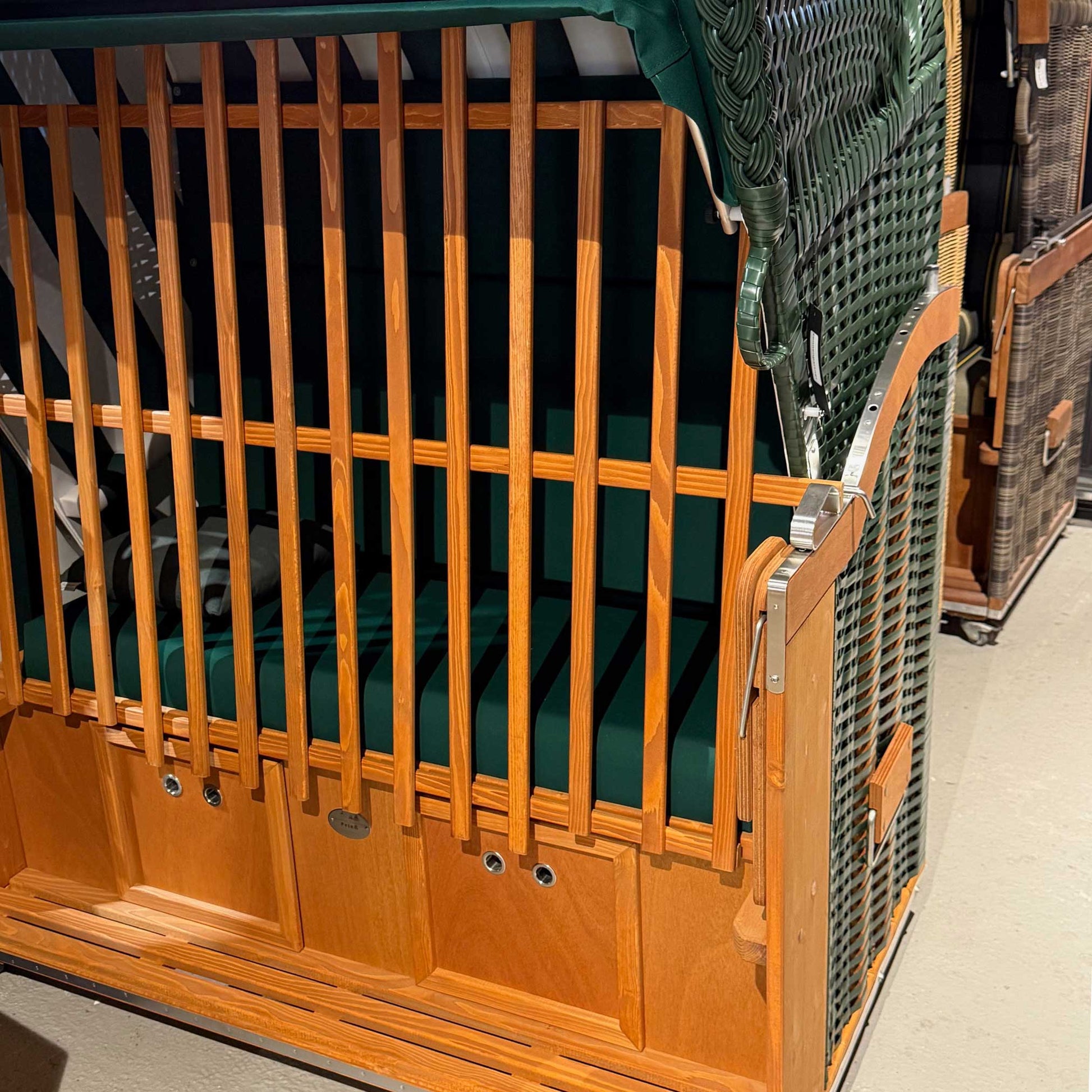 Strandkorb Sonnenpartner Tierschutzgitter Modell Classic, Konsul, Senator und Präsident mit Holzrahmen und grünem Sitzpolster.