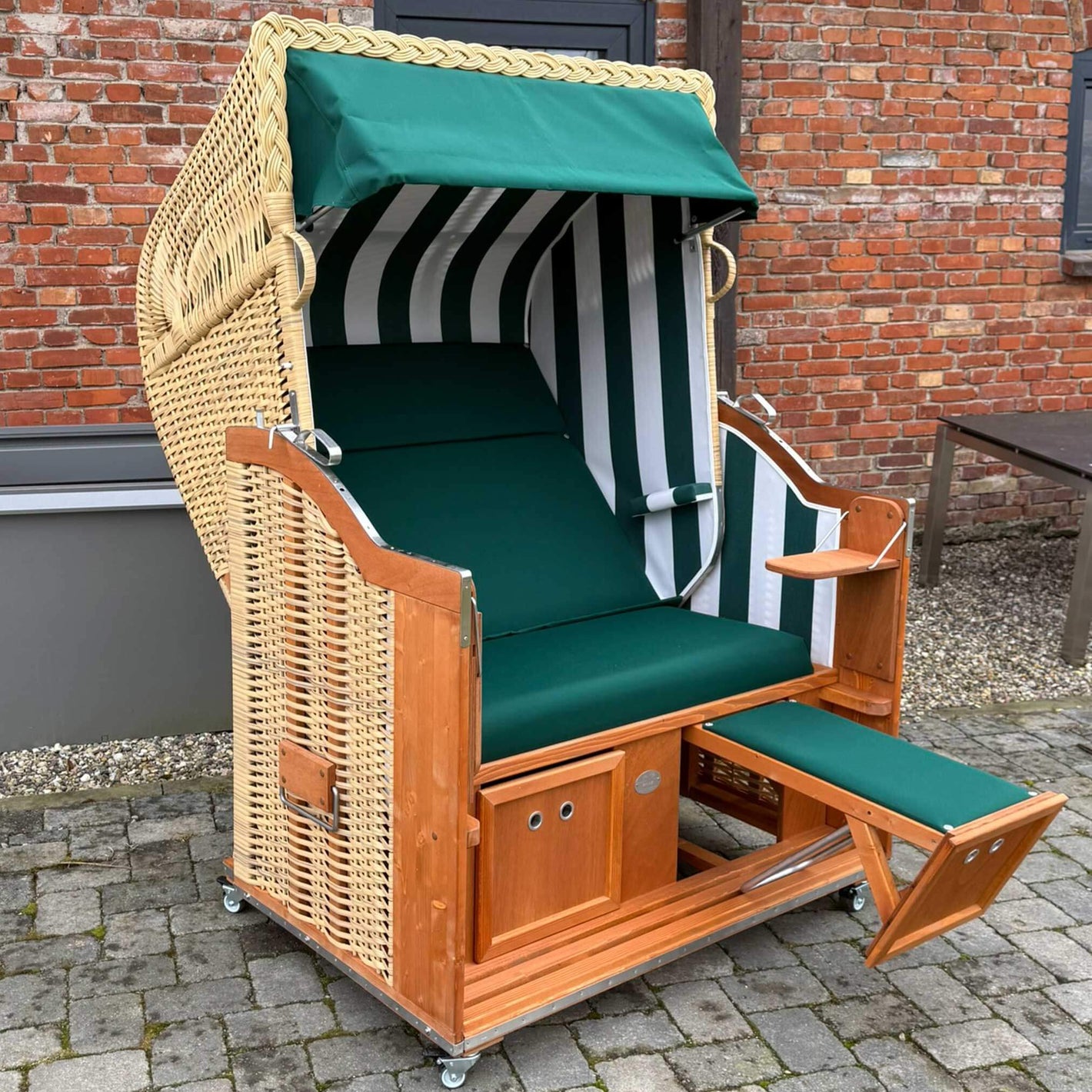 Strandkorb Sonnenpartner Modell Classic PE Naturoptik mit grünem Polster und lasiertem Holz, ideal für den Außenbereich.
