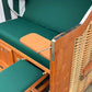 Detailansicht des Strandkorb Sonnenpartner Modell Classic mit grünem Polster und Holzverarbeitung.