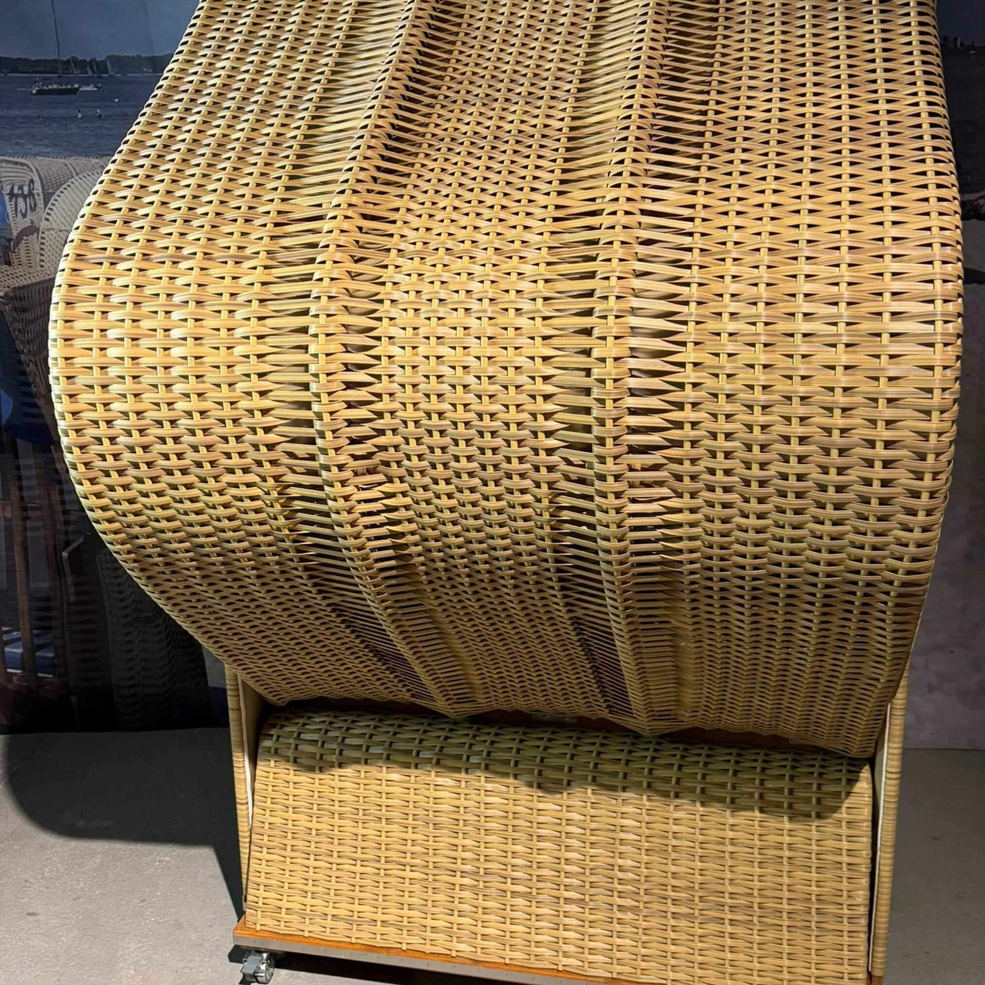 Strandkorb Sonnenpartner Modell Classic PE Naturoptik, Holz lasiert, in buntem Dessin, ideal für den Garten.