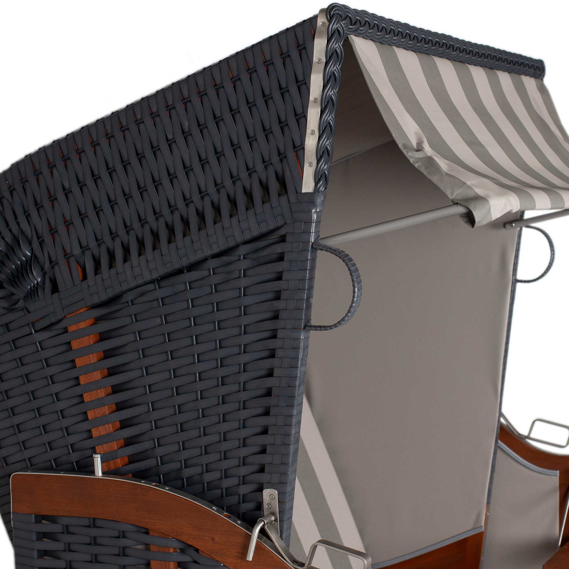 Strandkorb mit anthrazitfarbener PVC-Beschichtung und gestreifter Abdeckung, ideal für den Strand und entspannende Momente.