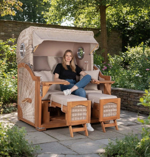 Strandkorb Prieß - Fachhandel Düne Grande Teak Strandkorb in Shell mit Bullaugen und creme gestreiftem Design im Garten