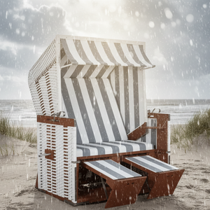 Strandkorb deVries Profi Nordsee Sylt PVC weiß Dessin 989 grau-weiß, 2-Sitzer Halblieger aus Mahagoniholz am Strand im Regen
