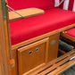 Strandkorb Sonnenpartner Classic rot weiß Detailansicht mit rotem Polster und Holzstruktur.