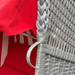 Strandkorb Sonnenpartner Classic rot weiß Detailansicht von der Seitensicht mit rotem Polster und silbernem Gestell.