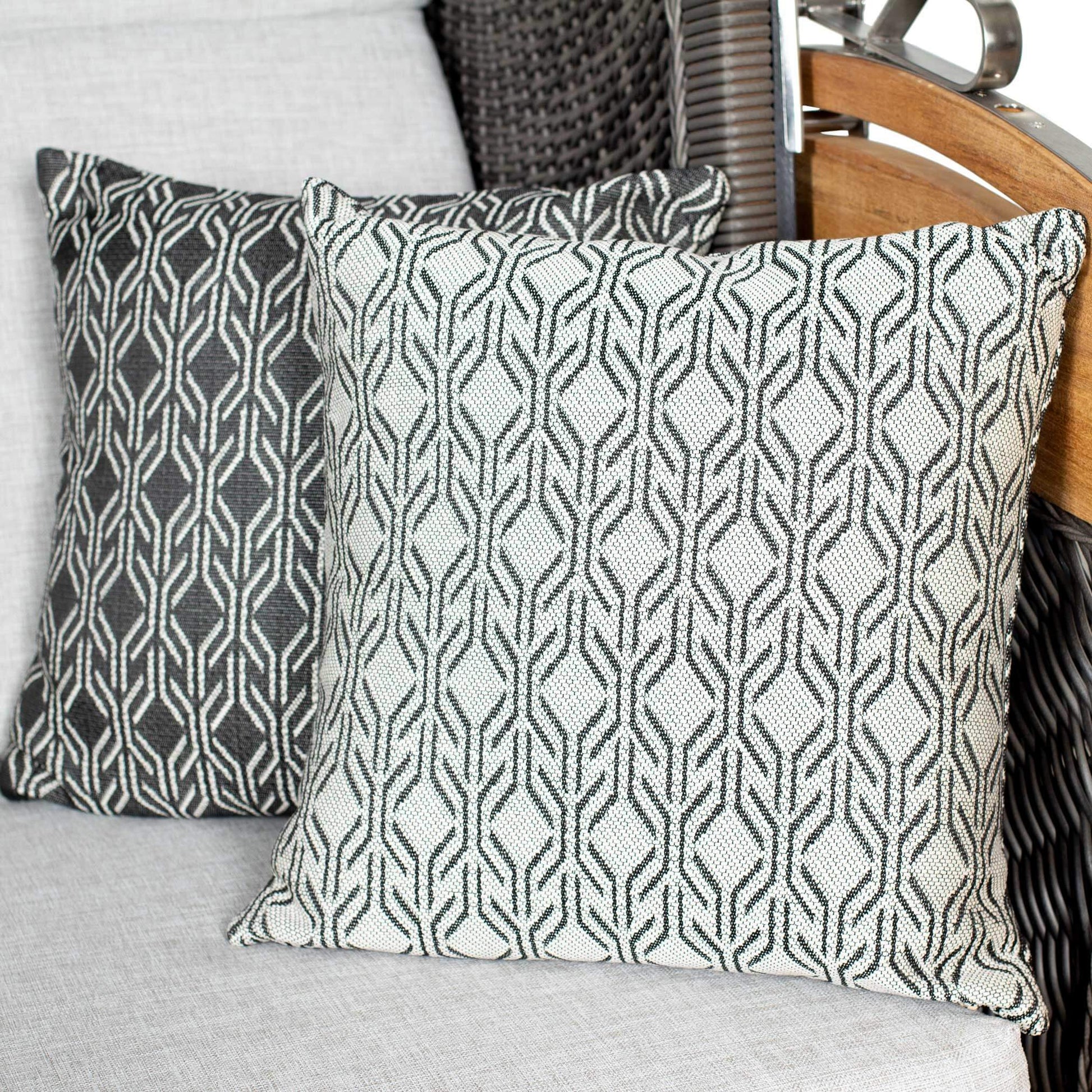 Deko-Kissen im Muster Dessin 507 auf grauer Sitzfläche im Strandkorb, zwei gemusterte Kissen in Stein- und Dunkelgrau