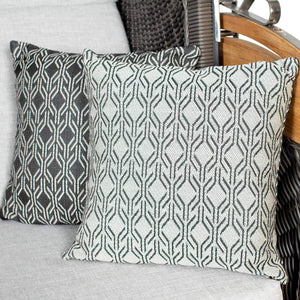 Deko-Kissen im Muster Dessin 507 auf grauer Sitzfläche im Strandkorb, zwei gemusterte Kissen in Stein- und Dunkelgrau