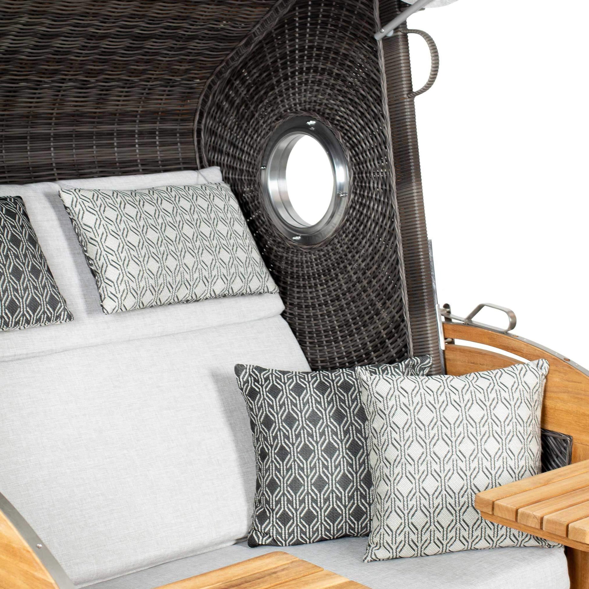 Strandkorb deVries Sailor PURE Teak XL PE stone-grey Dessin 507 Detail mit Bullauge und gemusterten Kissen