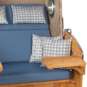 Strandkorb deVries Sailor PURE Teak XL mit blauen Polstern und karierten Kissen im Dessin 509, Detailansicht Armlehne