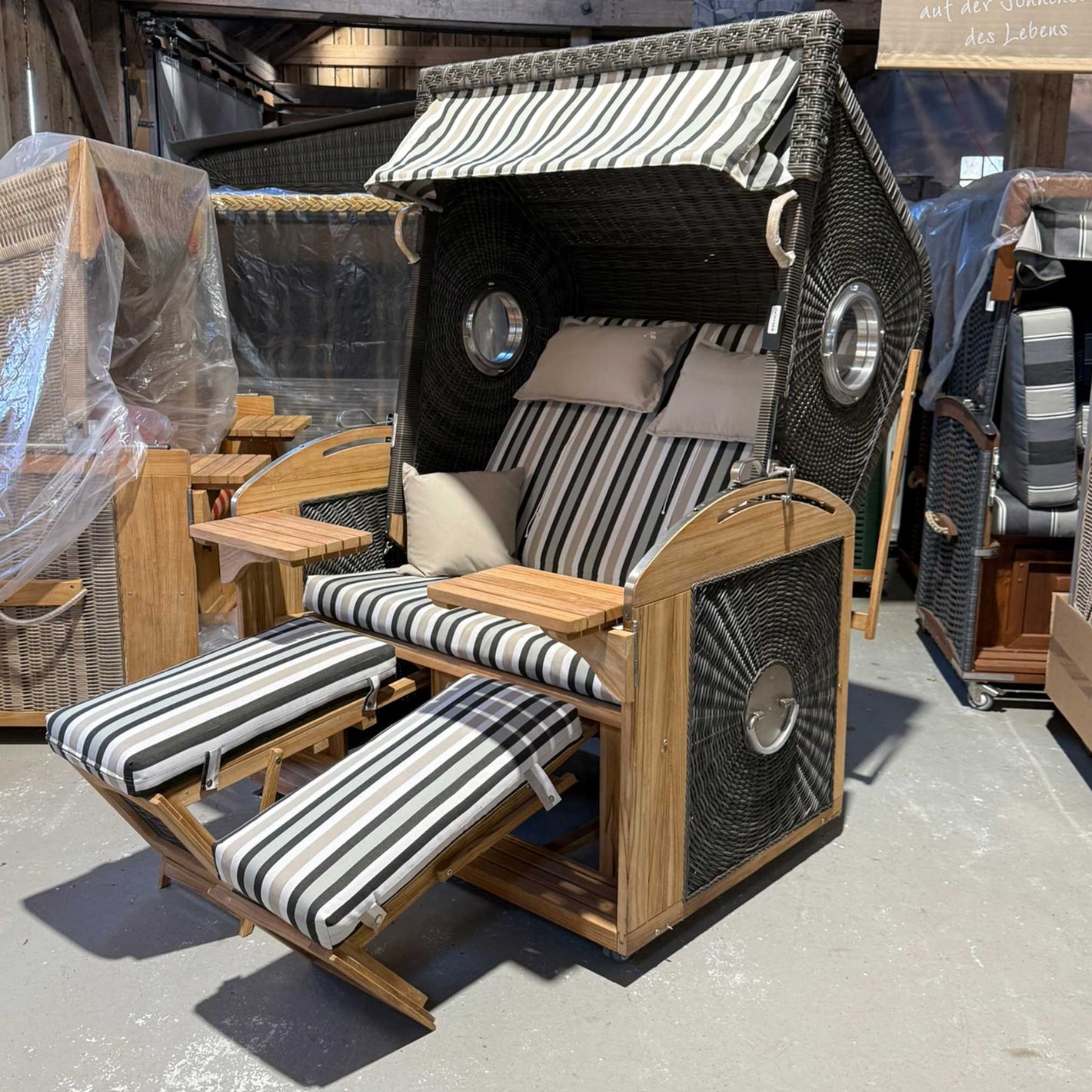 Strandkorb deVries Sailor PURE Teak stone grey Dessin 699 grau sand mit Fußstützen und Polstern in Ausstellung
