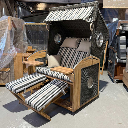 Strandkorb deVries Sailor PURE Teak stone grey Dessin 699 grau sand mit Fußstützen und Polstern in Ausstellung