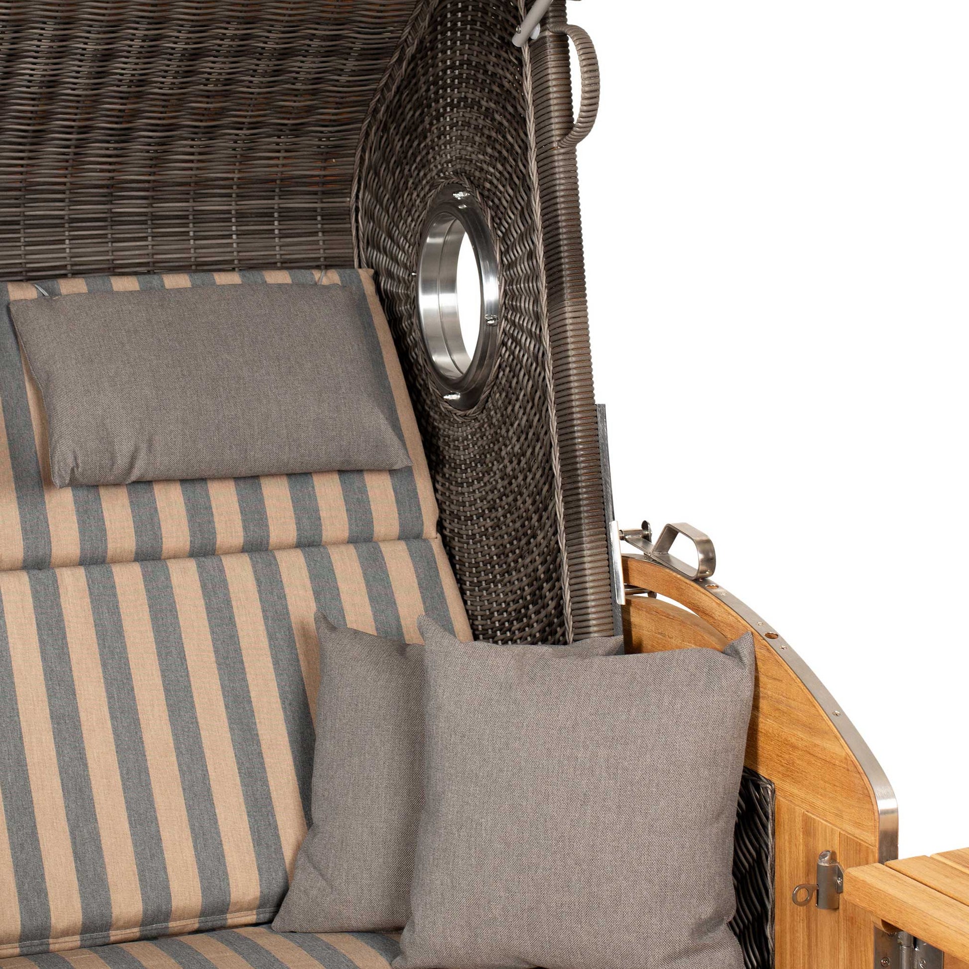 Strandkorb deVries Sailor PURE Teak XL PE stone-grey Dessin 248 mit Bullauge, grauen Kissen und Streifenpolsterung in Nahaufnahme
