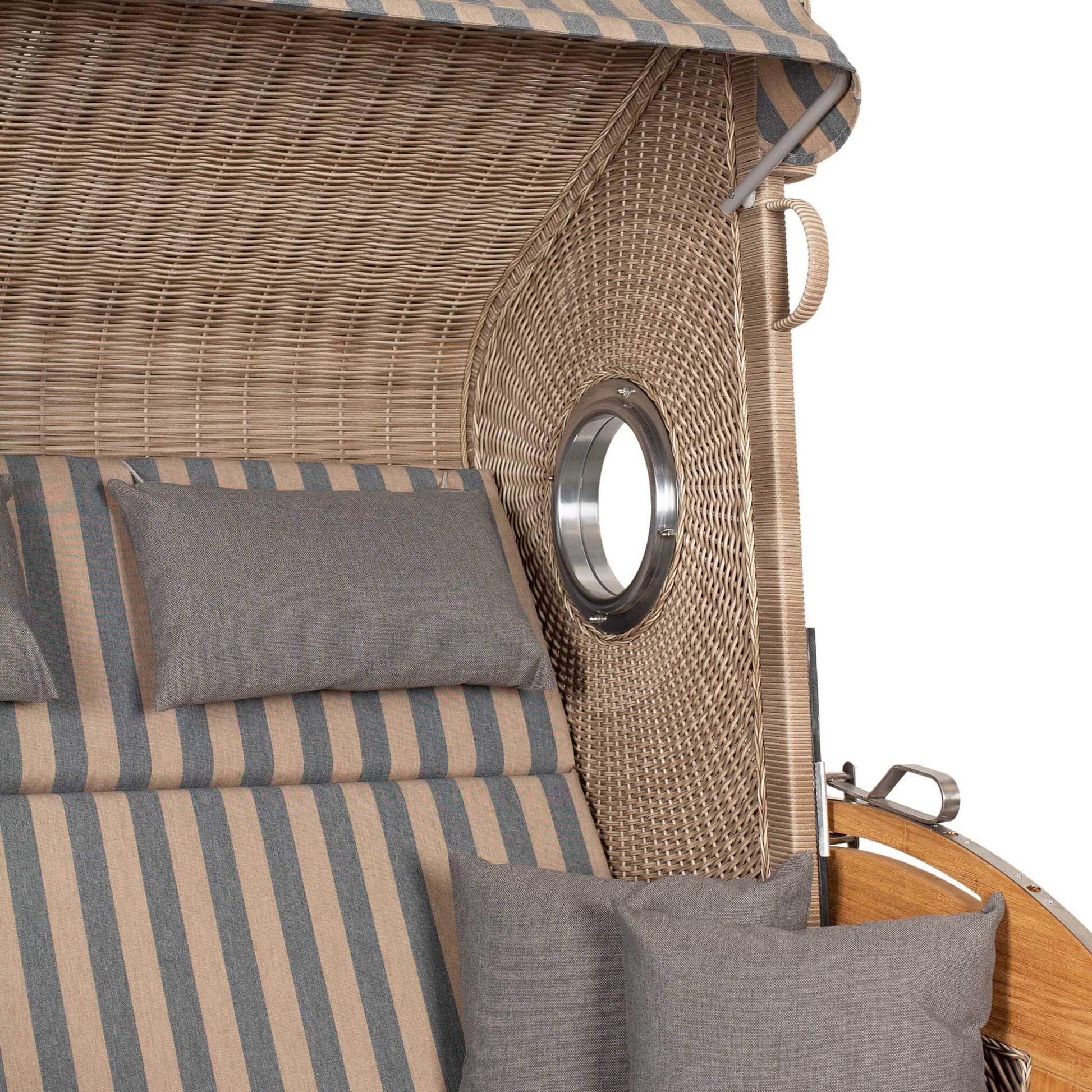 Strandkorb deVries Sailor PURE Teak XL white kubu mit Bullauge und grau-beige gestreifter Polsterung, Detailansicht rechter Seitenbereich