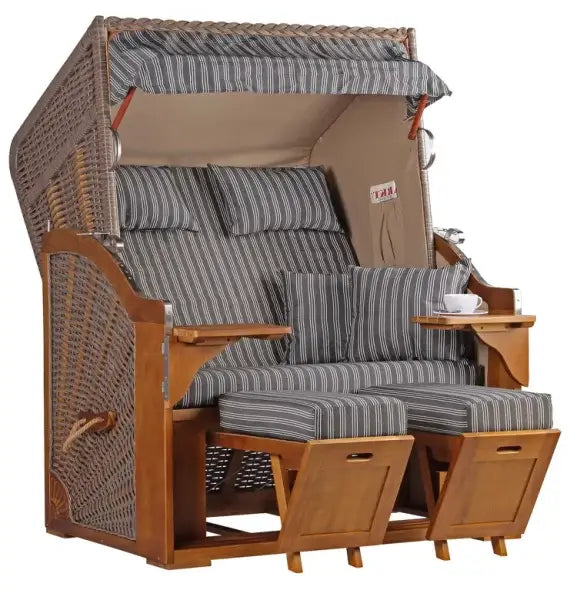 Strandkorb Schleswig Pinie Braun PE Mokka Dessin 553 mit nostalgischer Eleganz und moderner Ausstattung.