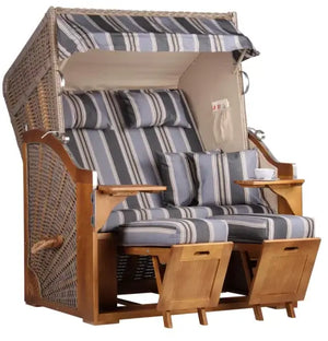 Strandkorb Schleswig Pinie Braun PE Mokka Dessin 555 mit gestreiften Polstern und klappbaren Fußteilen.