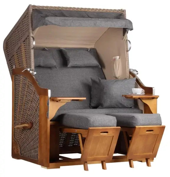 Strandkorb Schleswig mit grauer Polsterung und Holzstruktur, ideal für Komfort und Entspannung im Außenbereich.