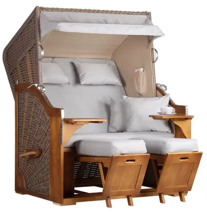 Strandkorb Schleswig aus Pinienholz in PE mokka mit komfortablen Sitzkissen und Holzarmlehnen