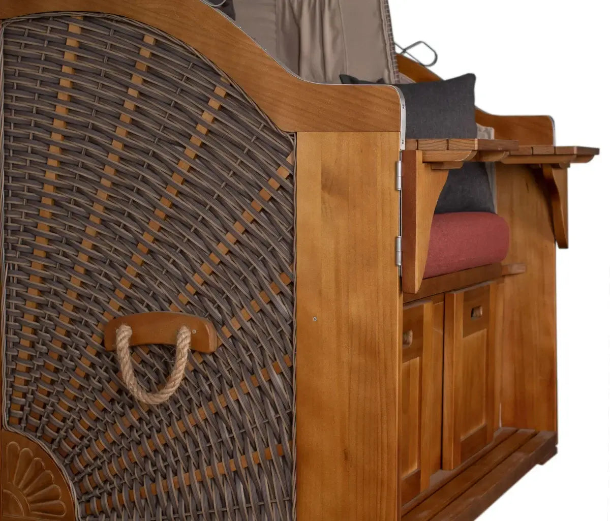 Detailansicht des Strandkorbs Schleswig aus Pinienholz mit hochwertiger Ausstattung und nostalgischem Design.